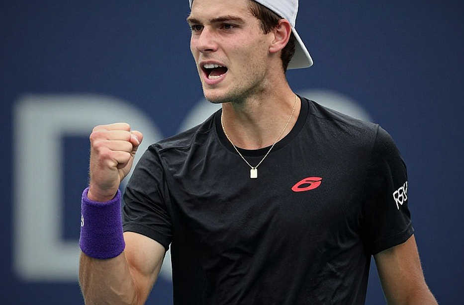 दस ब्रेक, बाईस सर्विस गेम: श्नाइडर की 7-5, 6-4 जीत जितनी साफ़ दिखती है, उतनी है नहीं